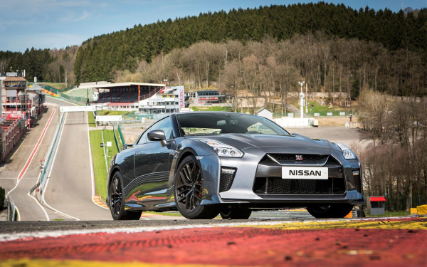 
            Топ-7 самых красивых спорткаров
        