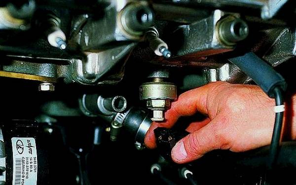 Для чего нужен датчик детонации двигателя