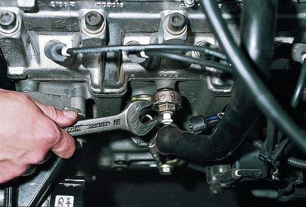 Для чего нужен датчик детонации двигателя