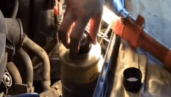 Как менять масло в гидроусилителе руля Как менять масло в гидроусилителе руля