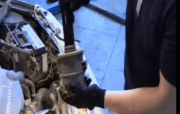 Как менять масло в гидроусилителе руля Как менять масло в гидроусилителе руля