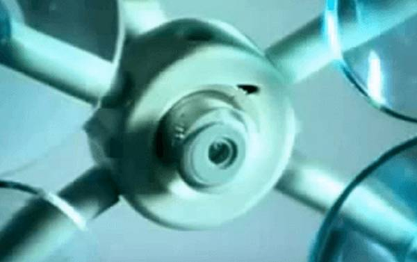 Заделка трещин и сколов на лобовом стекле автомобиля Заделка трещин и сколов на лобовом стекле автомобиля