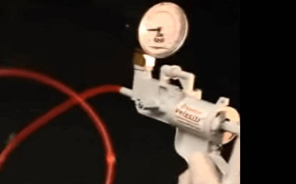 Заделка трещин и сколов на лобовом стекле автомобиля Заделка трещин и сколов на лобовом стекле автомобиля