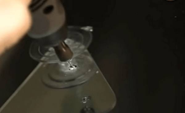 Заделка трещин и сколов на лобовом стекле автомобиля Заделка трещин и сколов на лобовом стекле автомобиля