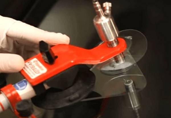 Заделка трещин и сколов на лобовом стекле автомобиля Заделка трещин и сколов на лобовом стекле автомобиля