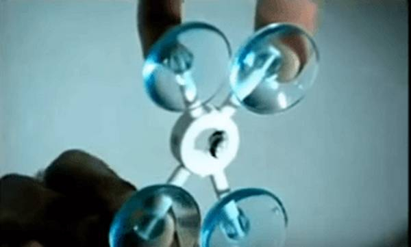 Заделка трещин и сколов на лобовом стекле автомобиля Заделка трещин и сколов на лобовом стекле автомобиля