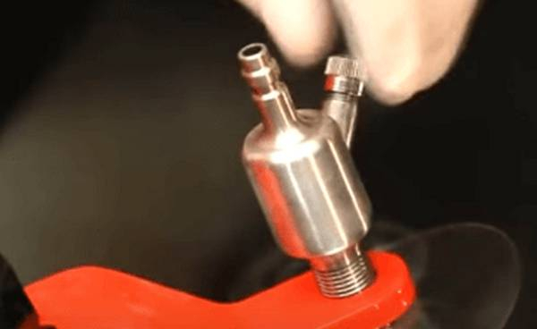 Заделка трещин и сколов на лобовом стекле автомобиля Заделка трещин и сколов на лобовом стекле автомобиля