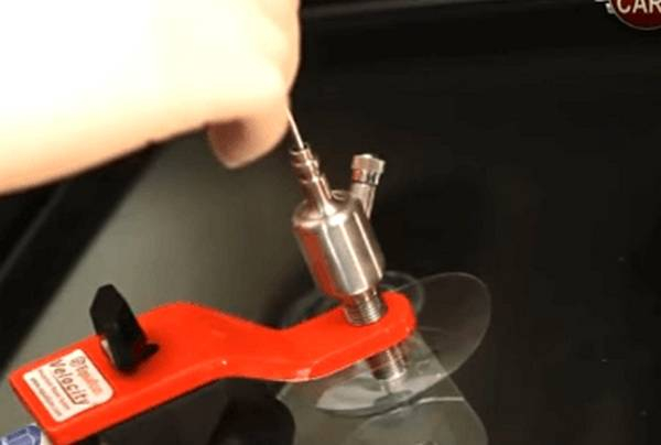 Заделка трещин и сколов на лобовом стекле автомобиля Заделка трещин и сколов на лобовом стекле автомобиля