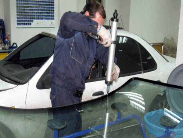 Заделка трещин и сколов на лобовом стекле автомобиля Заделка трещин и сколов на лобовом стекле автомобиля