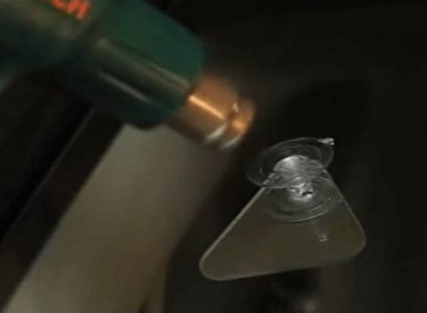 Заделка трещин и сколов на лобовом стекле автомобиля Заделка трещин и сколов на лобовом стекле автомобиля