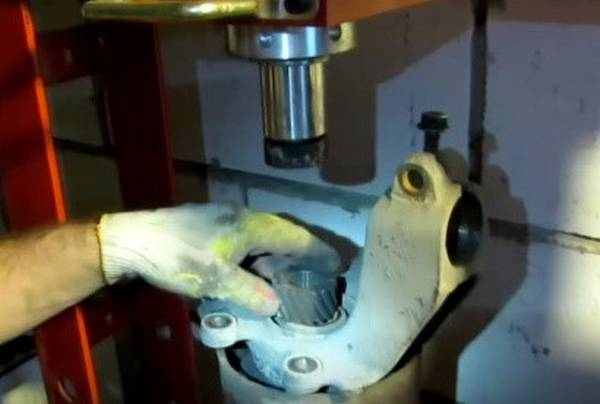 Замена ступицы колеса Ford Focus 2