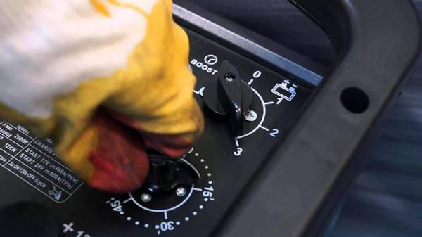 Бустер автомобильный для запуска двигателя Бустер автомобильный для запуска двигателя