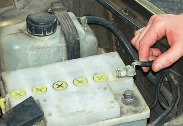 Как определить полярность аккумулятора: прямая или обратная? Как определить полярность аккумулятора: прямая или обратная?