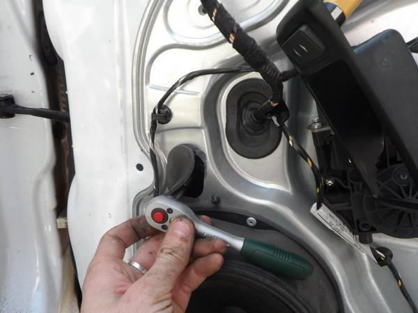 Как снять обшивку двери Ford Focus 2? Доступный мануал