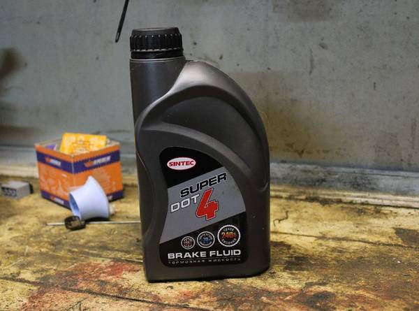 Какая лучше тормозная жидкость DOT 4? Разбор экспертов