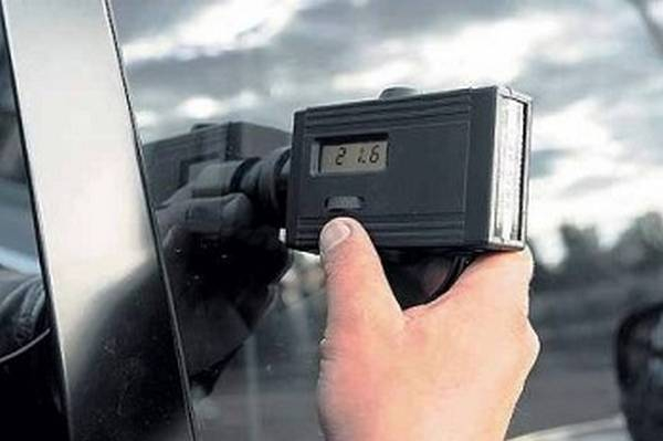 Какой пленкой разрешено тонировать передние стекла и процесс тонировки стекол автомобиля Какой пленкой разрешено тонировать передние стекла и процесс тонировки стекол автомобиля