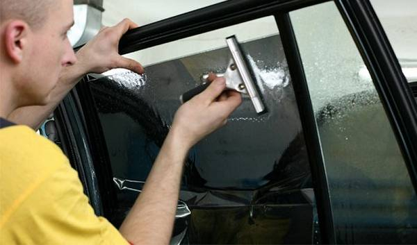 Какой пленкой разрешено тонировать передние стекла и процесс тонировки стекол автомобиля Какой пленкой разрешено тонировать передние стекла и процесс тонировки стекол автомобиля