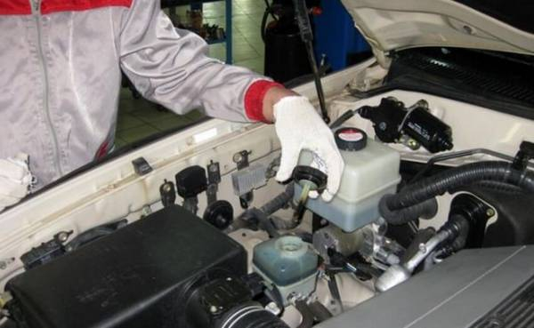 Какую жидкость заливают в гидроусилитель руля Какую жидкость заливают в гидроусилитель руля