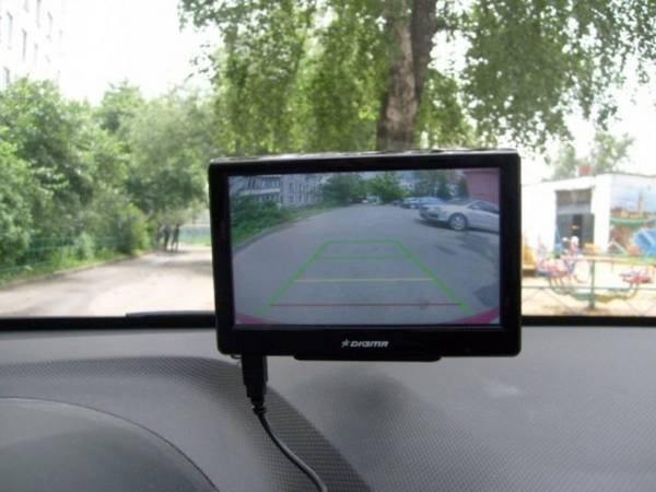 Самостоятельно подключаем камеру заднего вида к навигатору