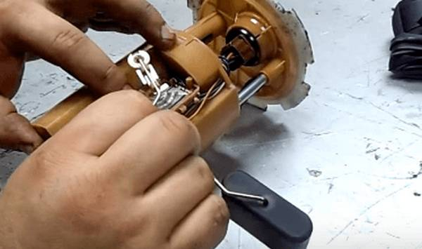 Сколько остается бензина, когда загорается лампочка Сколько остается бензина, когда загорается лампочка