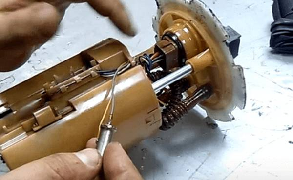 Сколько остается бензина, когда загорается лампочка Сколько остается бензина, когда загорается лампочка