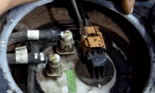 Сколько остается бензина, когда загорается лампочка Сколько остается бензина, когда загорается лампочка