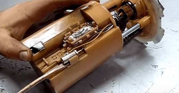 Сколько остается бензина, когда загорается лампочка Сколько остается бензина, когда загорается лампочка