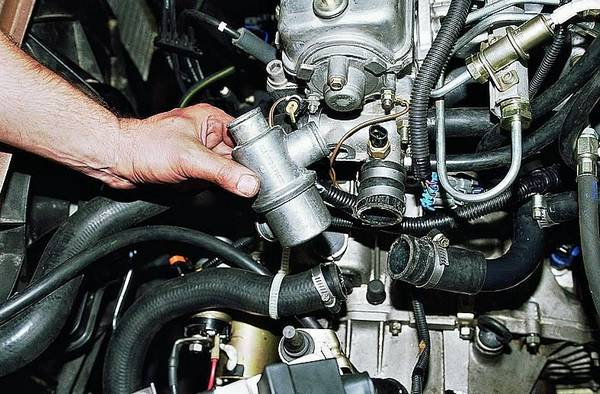 Термостат ВАЗ 2114 как выбрать новый и произвести его замену своими руками? Термостат ВАЗ 2114 как выбрать новый и произвести его замену своими руками?