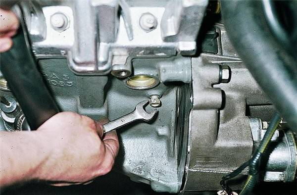 Термостат ВАЗ 2114 как выбрать новый и произвести его замену своими руками? Термостат ВАЗ 2114 как выбрать новый и произвести его замену своими руками?