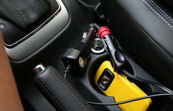 Выбираем тройник в прикуриватель автомобиля Выбираем тройник в прикуриватель автомобиля