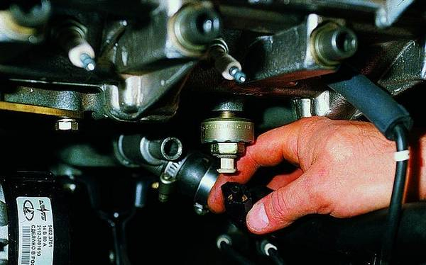 Что делать, если двигатель детонирует после выключения зажигания? Что делать, если двигатель детонирует после выключения зажигания?