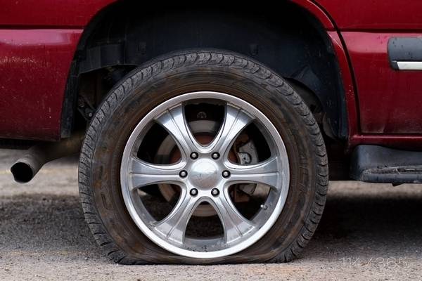 Что делать, если спускает колесо между диском и покрышкой? Список действий Что делать, если спускает колесо между диском и покрышкой? Список действий