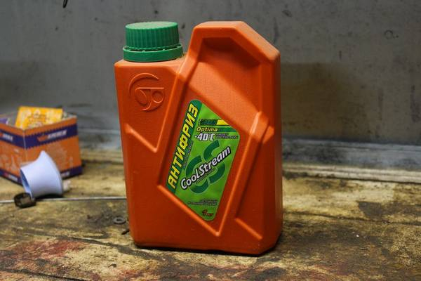 Что заливать в радиатор автомобиля? Тосол или антифриз? Рассматриваем все варианты Что заливать в радиатор автомобиля? Тосол или антифриз? Рассматриваем все варианты