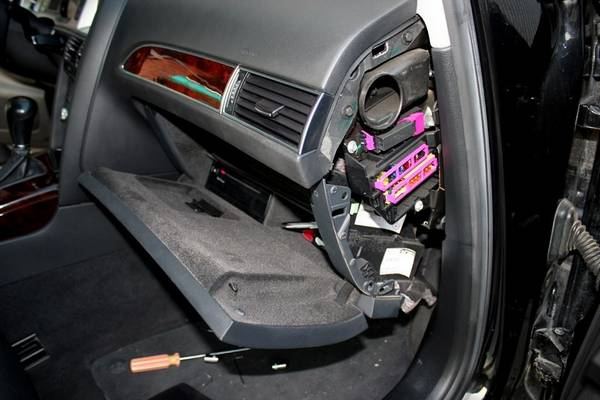 Где находится салонный фильтр в машине? Места и обзор