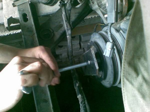 Как открутить болт шкива коленвала  совсем не сложная процедура