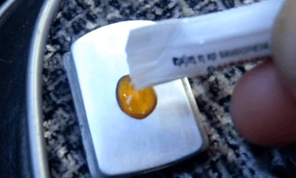 Как приклеить зеркало заднего вида на лобовое стекло? Как приклеить зеркало заднего вида на лобовое стекло?