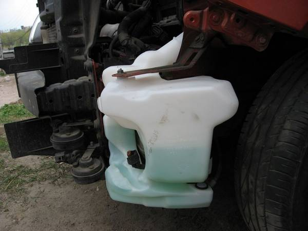 Как слить жидкость из бачка омывателя? Самый простой способ Как слить жидкость из бачка омывателя? Самый простой способ