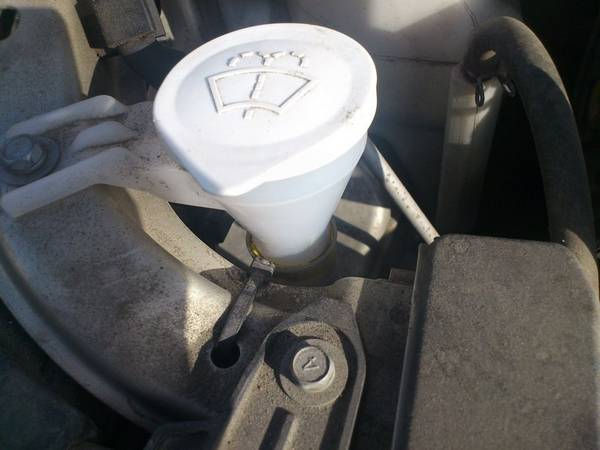 Как слить жидкость из бачка омывателя? Самый простой способ Как слить жидкость из бачка омывателя? Самый простой способ