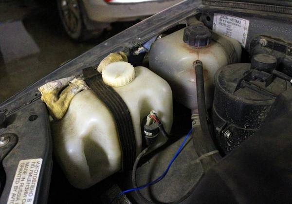 Как слить жидкость из бачка омывателя? Самый простой способ Как слить жидкость из бачка омывателя? Самый простой способ