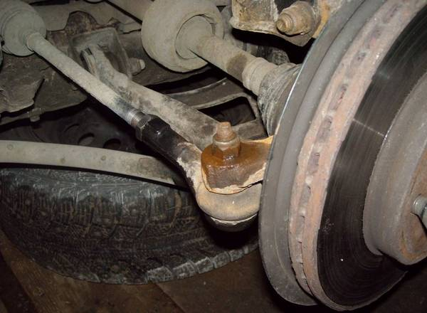 Как снять рулевой наконечник без съемника? Есть такой способ Как снять рулевой наконечник без съемника? Есть такой способ