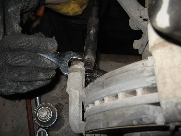 Как снять рулевой наконечник без съемника? Есть такой способ Как снять рулевой наконечник без съемника? Есть такой способ