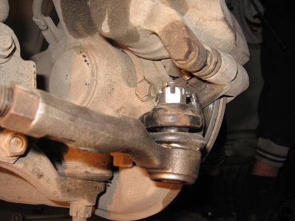 Как снять рулевой наконечник без съемника? Есть такой способ Как снять рулевой наконечник без съемника? Есть такой способ