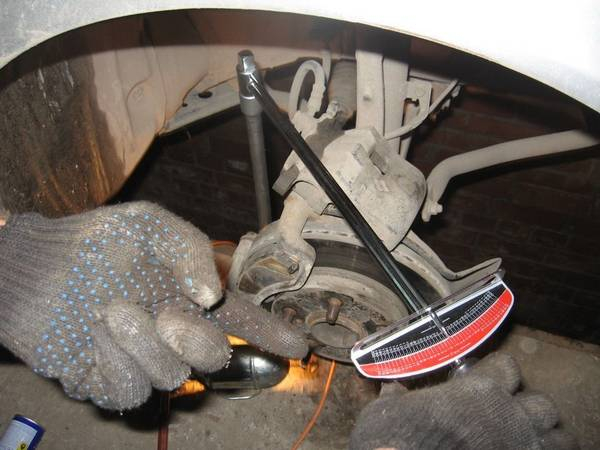 Как снять рулевой наконечник без съемника? Есть такой способ Как снять рулевой наконечник без съемника? Есть такой способ