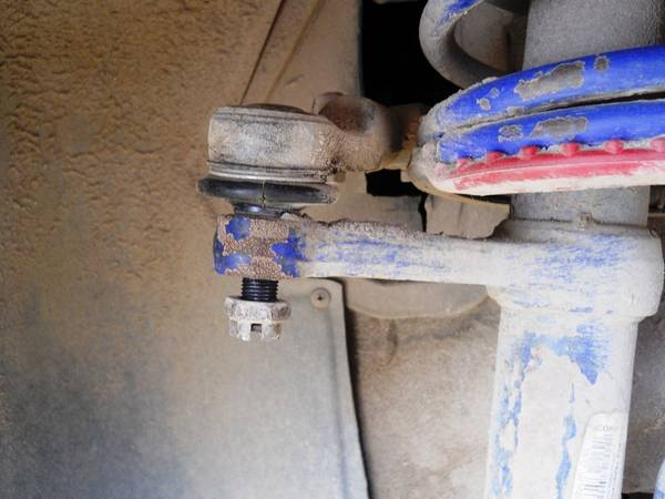 Как снять рулевой наконечник без съемника? Есть такой способ Как снять рулевой наконечник без съемника? Есть такой способ