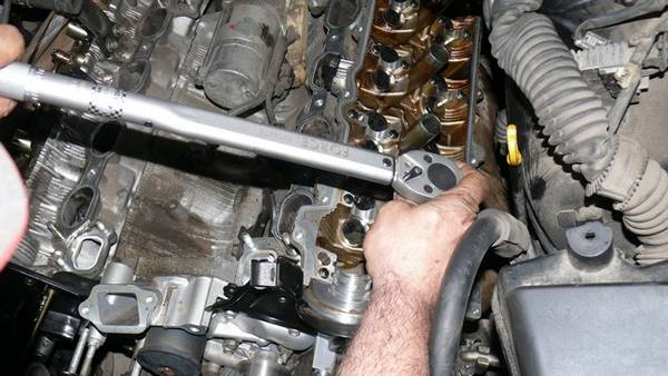 Каков порядок затяжки болтов головки блока цилиндров? Каков порядок затяжки болтов головки блока цилиндров?