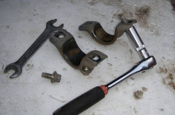 Меняем втулки стабилизатора поперечной устойчивости Меняем втулки стабилизатора поперечной устойчивости