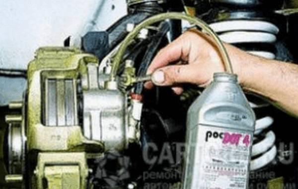 Можно ли смешивать тормозную жидкость разных производителей?