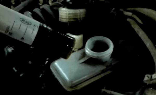 Можно ли смешивать тормозную жидкость разных производителей?