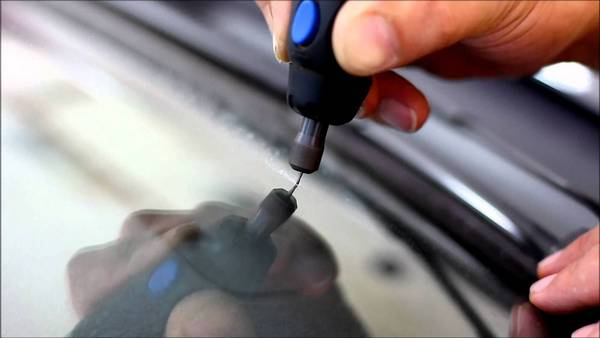 Остановка трещины на лобовом стекле машины Остановка трещины на лобовом стекле машины