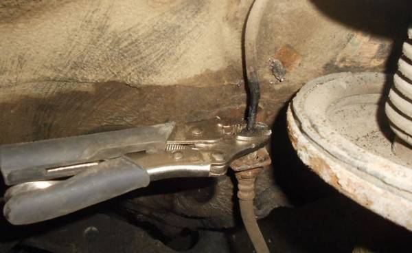 Отворачивание штуцера или трубки тормозной системы